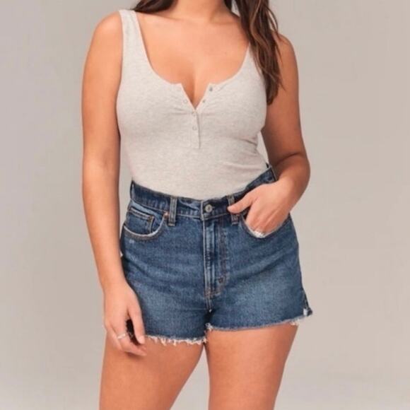 Abercrombie High Rise The Mom Short Curve Love Denim Cutoff Hem NEW - Size 37/24 - Picture 2 of 8
